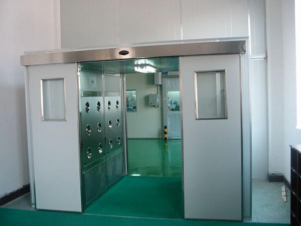新疆风淋室是洁净室生产室必不可少的进气口